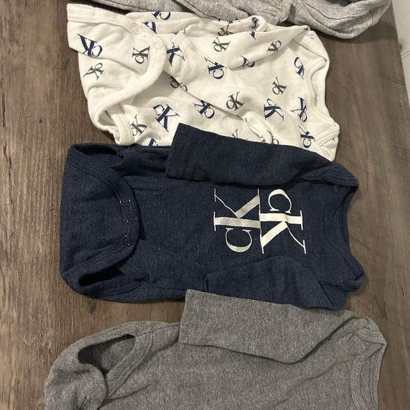 Newborn boy lot 60$ for all items. Like new condition barley worn - Picture 3 of 11